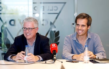 Jeff Luhnow, presidente, y Eduardo Cosín, vicepresidente del Leganés durante una charla informal con periodistas en Butarque. 