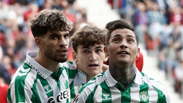 PAMPLONA, 19/10/2024.- El delantero argentino del Betis Chimy Ávila (d) celebra tras anotar durante el encuentro correspondiente a la décima jornada de LaLiga entre el Osasuna y el Betis en El Sadar, Pamplona, Navarra, este sábado. EFE/ Jesús Diges
