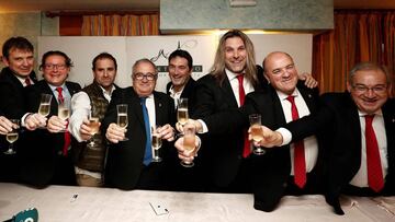 El presidente de Osasuna, Luis Sabalza (c), el entrenador rojillo Jagoba Arrasate (4i), el director t&eacute;cnico Braulio Vazquez (4d), y el resto de la junta directiva, durante el tradicional brindis tras la comida de Navidad.