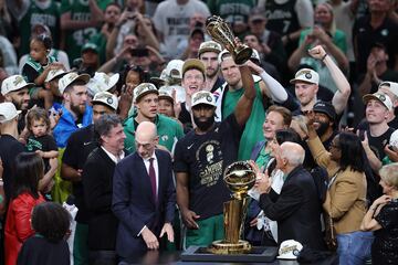 Jaylen Brown levanta el trofeo Bill Russell, que le acredita como el mejor jugador de las Finales.