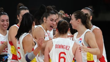 Las jugadoras de la Selecci¨®n celebran la victoria ante Grecia en el Eurobasket.