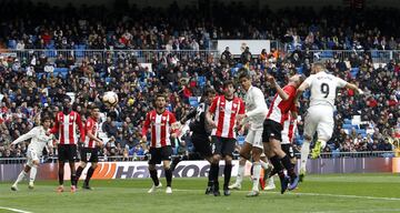 El jugador del Real Madrid Benzema marca el 2-0 de cabeza al Athletic Club. 