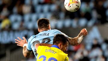 GRAF2968. VIGO, 17/09/2021.- El delantero del Celta de Vigo Santi Mina (detrás) salta por un balón con Victor Chust, del Cádiz, durante el partido de la quinta jornada de LaLiga que se juega hoy viernes en el estadio de Balaído