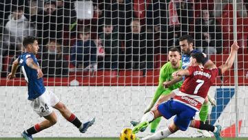 GRANADA, 11/12/23.- El delantero argentino del Granada, Lucas Boyé (d), se dispone a rematar ante los defensores del Athletic Club durante el encuentro correspondiente a la jornada 16 de Primera División disputado hoy lunes en el estadio Nuevo Los Cármenes, en Granada. EFE / Miguel Ángel Molina.