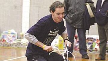 <b>GALA BENÉFICA. </b>El ciclista asturiano Santi Pérez participó el día de Nochebuena, en Oviedo, en la Gala de la Solidaridad, un acto benéfico en el que también estuvieron diversos deportistas asturianos, entre ellos Fernando Alonso, piloto de Fórmula Uno, y el ciclista Chechu Rubiera.
