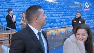 Los 15" del padre de Brahim absorto, admirando el Bernabéu