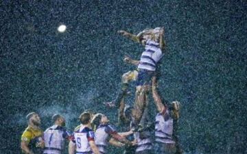 Aunque parezca una coreografía en verdad es un partido de rugby en Australia entre los Rebels y los Hurricanes.