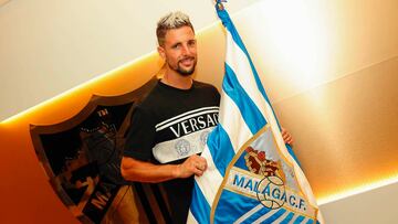 Fran Sol, posando con la bandera del Málaga.