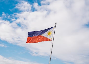 La bandera de Filipinas está compuesta por dos franjas horizontales del mismo tamaño, de color azul la superior y de rojo la inferior. Pero esta cambia en tiempos de guerra: posee los mismos elementos que la bandera nacional pero se diferencia en que el color de su franja superior es el rojo y el de la inferior es el azul.