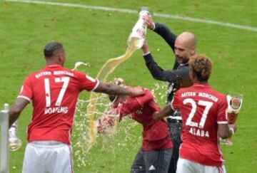 El Bayern homenajea a Guardiola tras ganar la Bundesliga