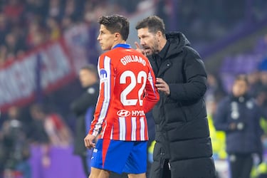 Giuliano es el hijo pequeño del primer matrimonio de Diego Pablo Simeone. Debutó en el primer equipo rojiblanco en 2022 y tras un par de temporadas cedido por el club rojiblanco, a Zaragoza y Alavés, esta temporada ha despegado como un jugador importante para el equipo entrenado por su padre.