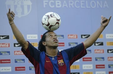 El centrocampista brasileño llegó al Barça por 24 millones de euros. Firmó un contrato de cinco años a razón de 3 millones de euros netos por temporada.