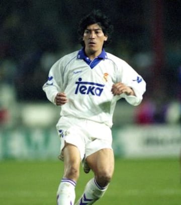 Iván Zamorano es el primer chileno nominado. En 1991 fue considerado para el FIFA World Player, cuando jugaba en Sevilla. Repitió en 1995, 1996 y 1997, año que por primera vez hay dos chilenos con la inclusión de Marcelo Salas.  Además, estuvo nominado la Balón de Oro de France Footbal en 1995 y 1998. Sumó un voto.