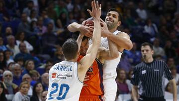 25/03/18 BALONCESTO BASJET JORNADA 14
 PARTIDO LIGA ACB LIGA ENDESA 
 REAL MADRID - VALENCIA BASKET 
 RAFA MARTINEZ ENTRE FELIPE REYES Y JAYCEE CARROLL