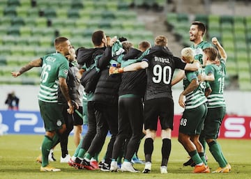 Despus de 25 a?os sin pisar la Champions, el Ferencvaros hngaro, una antigua gloria del ftbol europeo, volva a la mxima competicin continental. Cierto es que el formato a un solo partido le benefici para ir pasando las rondas previas y que su aventura en la fase de grupos  no fue para nada exitosa, todo lo contrario, pero dio gusto ver a este gigante de los a?os 70 volver a la lite y pasearse por los estadios del Barcelona, la Juventus y el Dinamo Kiev. 