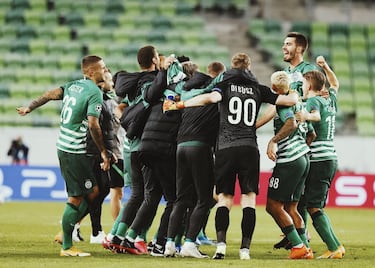 Después de 25 años sin pisar la Champions, el Ferencvaros húngaro, una antigua gloria del fútbol europeo, volvía a la máxima competición continental. Cierto es que el formato a un solo partido le benefició para ir pasando las rondas previas y que su aventura en la fase de grupos  no fue para nada exitosa, todo lo contrario, pero dio gusto ver a este gigante de los años 70 volver a la élite y pasearse por los estadios del Barcelona, la Juventus y el Dinamo Kiev. 