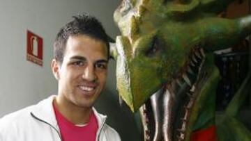 El centrocampista internacional del Arsenal, Cesc Fábregas, presentó hoy su Campus de verano en Arenys de Mar (del 24 de junio al 11 de julio), su localidad natal, donde sobre los rumores de interés del Real Madrid en hacerse con sus servicios, comentó: "Me dicen que el blanco me sienta muy bien". Una respuesta que provocó las risas entre los asistentes.