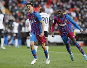 Pedri celebra con Dembélé el 1-4 al Valencia. 