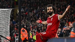 Mohamed Salah, jugador del Liverpool, celebra uno de sus goles anotados ante el Newcastle.