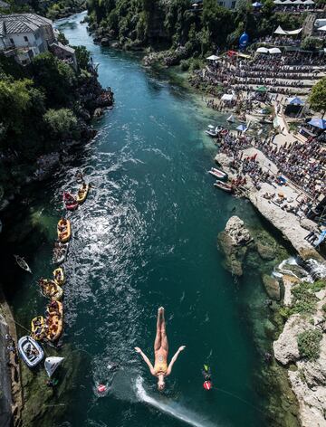 Jessica Macaulay desde la plataforma del puente Stari Most.