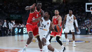 Andrés Feliz, base del Real Madrid, trata de penetrar ante la defensa de Moustapha Fall, pívot del Olympiacos.