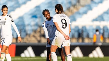 Linda y Bruun celebran el 2-1 del Real Madrid al Granada.