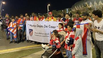 La peña Atlética Saudí en el Atlético-Barça.