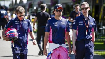 Xavi Martos, a la izquierda, junto a Checo Pérez y el jefe de prensa de Racing Point, Will Hings.