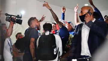 Paris Saint-Germain&#039;s Brazilian forward Neymar (L) and Paris Saint-Germain&#039;s Brazilian defender Marquinhos (C) celebrate at the PSG team hotel in Lisbon on August 18, 2020 after the Champions league semi-final foorball match between RB Leipzig and Paris Saint Germain. (Photo by FRANCK FIFE / AFP)