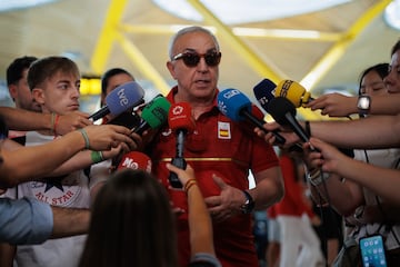 El presidente del Comité Olímpico Español, Alejandro Blanco, atiende a los medios, en el Aeropuerto Adolfo Suárez Madrid-Barajas.