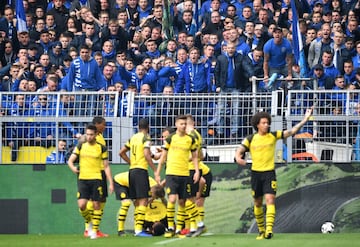 Aunque el Clásico (Klassiker) en Alemania lo disputan el Bayern Múnich y el Borussia Dortmund, es el enfrentamiento entre el conjunto borusser con sus vecinos de Gelsenkirchen, el Schalke 04, el derbi más fiero de toda Alemania (quizá el duelo entre el Hamburgo y el Sankt Pauli no le desmerezca). Situadas a unos 20 kilómetros de distancia, ambas ciudades pertenecen a la cuenca del Ruhr, la zona minera por excelencia de la nación germana. Dotados de unas aficiones (formadas desde sus inicios con la clase trabajadora) con un carácter eminentemente leal a sus colores, buscan el orgullo con cada triunfo sobre su encarnizado rival. Mientras el Dortmund presume de haber ganado Bundesligas y la Champions en 1997, el Schalke fue el equipo más dominador y ganador en la década de los 30. Fue el 3 de mayo de 1925 cuando ambos equipos se enfrentaron por primera vez, con triunfo para el cuadro de Gelsenkirchen por 4-2. Los dramas llegaron después: el primero, en 1969, cuando los aficionados del Schalke que habían acudido a Dortmund, saltaron al campo para celebrar un gol. La policía local intentó disolver la situación utilizando perros… que acabaron por morder a los jugadores del Schalke, que se refugiaron en su vestuario. Desde entonces las relaciones se enfriaron, pero acabaron de congelarse en 2007, cuando el Schalke, líder de la Bundesliga durante gran parte del campeonato, fue derrotado por el Borussia en la penúltima jornada, dejando el bandeja el título liguero al Stuttgart...