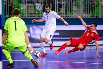 Rusia siempre es un rival rocoso bien sea en Europeos o Mundiales. Y, aunque en Lituania no llevar¨¢ su nombre original por la sanci¨®n vigente por dopaje de estado que afecta a todos los deportes del pa¨ªs (se llamar¨¢n Uni¨®n de F¨²tbol de Rusia), su esencia ser¨¢ la misma. De hecho, son los vigentes subcampeones del mundo. Conocida es su alta cantidad de jugadores brasile?os nacionalizados, que le dieron un impulso en los ¨²ltimos a?os, pero con un bloque duro y que tiene una gran variedad de juego para distintas situaciones de partido. Para Lituania acuden con una selecci¨®n que mezcla veteran¨ªa con juventud, con la mayor¨ªa jugando en la liga local. Uno de los for¨¢neos es Ivan Chiskala (Benfica), un cierre que da seguridad a la defensa rusa. Una marca complicada de superar y es que, pese a sus 26 a?os, ya ha sido apodado en varias ocasiones como ¡®el Zar ruso¡¯.