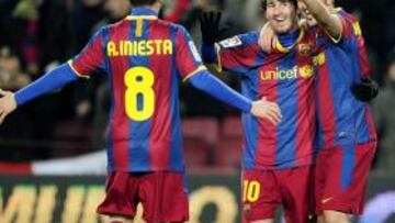 <b>FIESTA. </b>Iniesta acude a festejar uno de los goles del Barça con Messi y Villa.