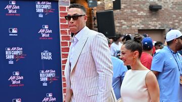 Aaron Judge y su esposa Samanta Bracksieck en la alfombra roja del All-Star Game de la MLB.
