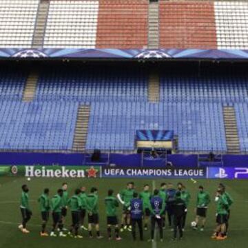 El Milán llegó ayer al mediodía a Madrid y por la tarde se ejercitó en el escenario del partido. Fue el último ensayo general antes del encuentro, en el que deben darle la vuelta a la eliminatoria.