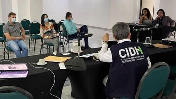 CAL300 CALI (COLOMBIA), 08/06/2021.- Fotografía cedida por la Comisión Interamericana de Derechos Humanos (CIDH) que muestra a uno de los integrantes de la CIDH, mientras se reúne con representantes de la sociedad civíl hoy, en Cali (Colombia). En Bogotá, Cali, Popayán, Tuluá y Buga la delegación de la visita de trabajo se reúne con organizaciones de diferentes sectores para dialogar y recibir información, en el contexto de las protestas, sobre situaciones de derechos humanos. EFE/ CIDH /SOLO USO EDITORIAL SOLO DISPONIBLE PARA ILUSTRAR LA NOTICIA QUE ACOMPAÑA (CRÉDITO OBLIGATORIO)