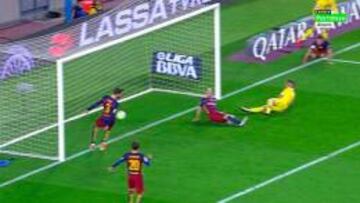 Piqué, en el momento en el que saca el balón bajo palos.