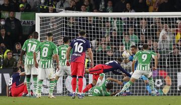 Parada de Claudio Bravo tras un remate de cabeza del jugador colchonero José María Giménez.
