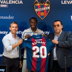 Dwamena se desploma durante un partido de la Copa de Austria