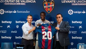Dwamena durante su presentación con el Levante.
