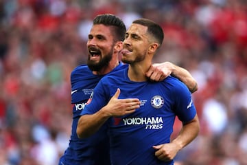 Eden Hazard celebrando el gol 1-0 con Olivier Giroud durante la final de la FA Cup entre Chelsea y Manchester United en 2019. Gol que daría la victoria al Chelsea.