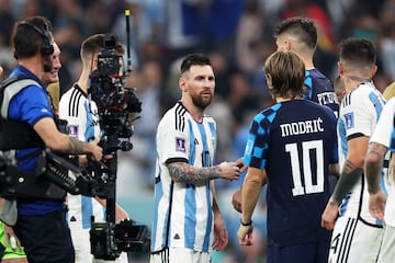 La Albiceleste celebra por todo alto la clasificación la victoria y la clasificación para la final. En la imagen, Messi y Modric tras terminar el partido.