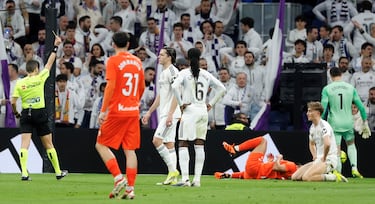 El defensa central blanco se lleva por delante a Yangel Herrera. En la imagen, el árbitro Hernández Maeso muestra la cartulina amarilla al zaguero del Real Madrid.