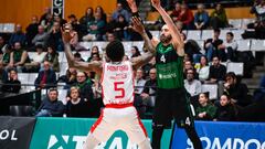 Xavier Munford intenta interferir en el pase de Pau Ribas.