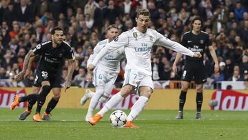 El balón se levanta unos centímetros cuando Cristiano se dispone a ejecutar el penalti ante Areola.