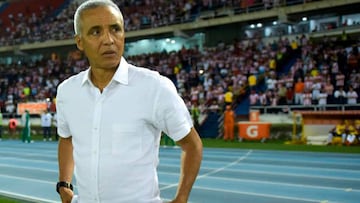 Mendoza en el estadio dirigiendo a su equipo