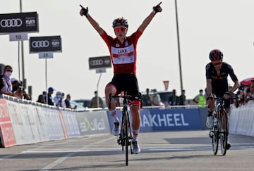 Pogacar celebra su victoria en la cima de Jebel Hafeet por delante de Adam Yates.