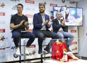 Numerosas personalidades del mundo del deporte han arropado a Petón en la presentación de ¿Quién dijo rendirse?, su libro sobre Carlos Matallanas, al que Fernando Torres pone como ejemplo por su "humildad, compromiso y espíritu competitivo".