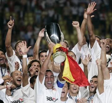 25 de agosto de 2006, final de la Supercopa de Europa entre el Sevilla y el Barcelona disputada en Mónaco. Javi Navarro levanta el trofeo ante la felicidad del equipo.