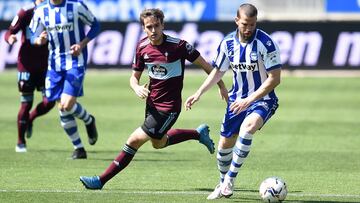 VITORIA-GASTEIZ, SPAIN - APRIL 04: Victor Laguardia of Deportivo Alaves is challenged by Denis Suarez of Celta Vigo during the La Liga Santander match between Deportivo Alaves and RC Celta at Estadio de Mendizorroza on April 04, 2021 in Vitoria-Gasteiz, S